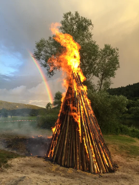 Bild des Johannifeuers am Badeplatz in Duggendorf